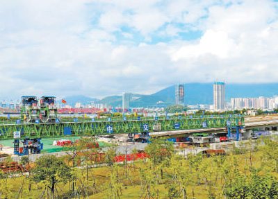 圖為墩梁一體化架橋機在深圳鹽港東立交施工現場作業。 中交二航局供圖