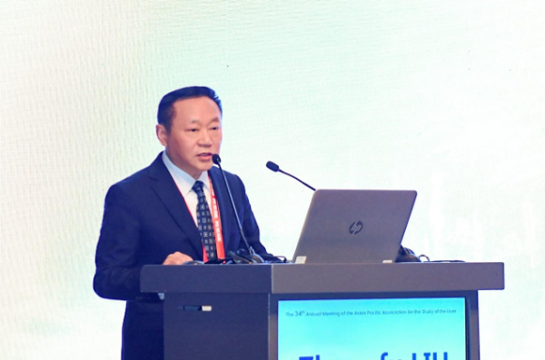 中国肝炎防治基金会李增德秘书长主持会议