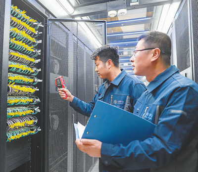 近年来，甘肃省庆阳市依托“东数西算”工程，推动数字企业生态从无到有、由有到优，产业链从建链向延链、扩链发展。图为工作人员在中国移动（甘肃·庆阳）数据中心机房内巡检。   新华社记者 郎兵兵摄