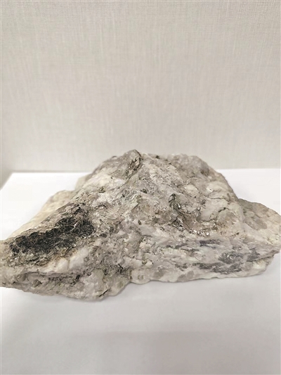 圖為高純石英礦礦石。   自然資源部供圖