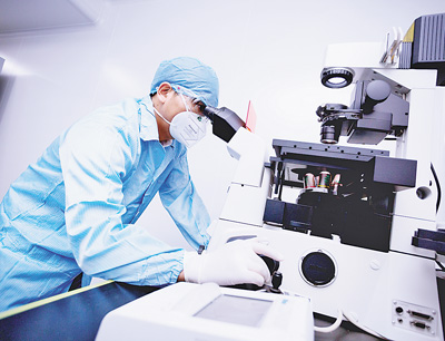 药明巨诺研发人员在通过精密仪器进行分析工作。资料图片