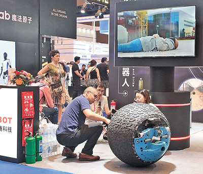 察打一體巡邏機器人。
