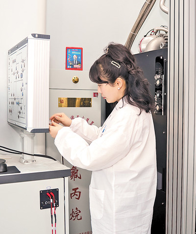 运维工程师在对设备进行例行维护。