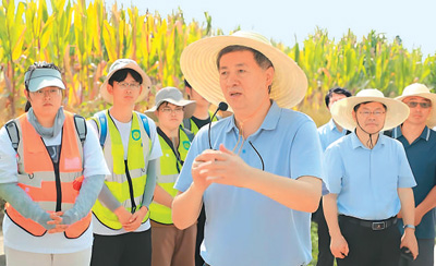 孫友宏（持話筒者）在任中國地質大學（北京）校長期間看望慰問暑期在野外開展地質考察的師生。