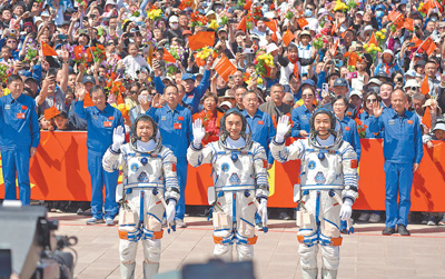 4月24日，神舟二十號載人飛行任務航天員乘組出征儀式在酒泉衛星發射中心問天閣圓夢園廣場舉行。這是航天員陳冬（右）、陳中瑞（中）、王杰在出征儀式上。 本報記者 陳 爽攝