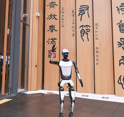  在日本大阪世博會，人形機器人在中國館外向嘉賓招手致意。   新華社記者 賈浩成攝