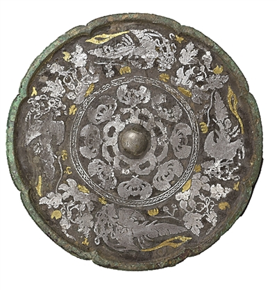 河南洛陽博物館展陳的唐代金銀平脫花鳥紋銅鏡。 洛陽博物館供圖