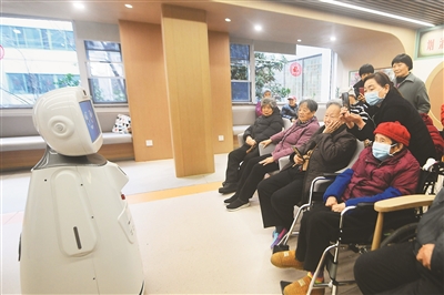 2025年3月12日，老人在杭州市西湖区社会福利中心与AI大模型养老机器人“小希”进行互动聊天。龙 巍摄（人民图片）
