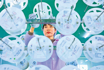 在江西省贛州市全南縣5G智能裝備產業園的一家光學科技企業，工人在生產5G通訊線路板、軟硬結合板等終端產品。朱海鵬攝（人民視覺）