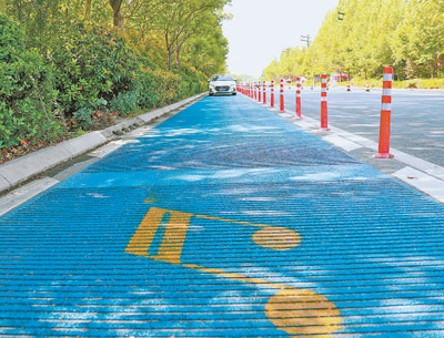 音樂公路路面設置了凹槽和凸起，車輛通過時會摩擦發聲。