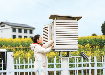  贵州省铜仁市玉屏侗族自治县亚鱼乡郭家湾村，气象技术人员在维护高标准农田气象观测站。胡攀学摄（人民图片）