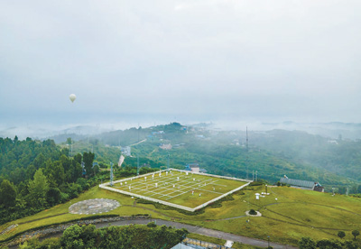 位于湖北省宜昌市的三峡国家气候观象台内，技术人员施放了同时挂载北斗卫星导航探空仪和L波段探空仪的气象气球，正式开始北斗探空平行比对观测。易黄鹏摄