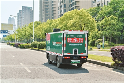 安徽铜陵，中国邮政集团有限公司铜陵市分公司的无人配送车自动行驶在道路上。 储著传摄（人民图片）
