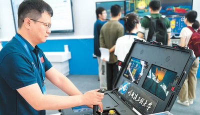 哈尔滨工程大学船舶工程学院教授昝英飞现场演示“深海探险家：水下机器人作业虚仿实践平台”。