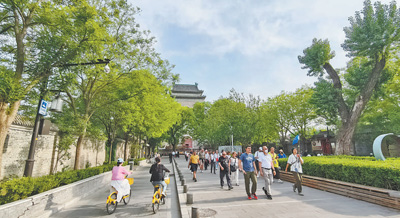 北京钟楼，外国游客在游览。 人民网记者 李楠桦摄