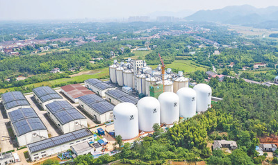 5月6日，中储粮长沙直属库，充气成型的5座9000吨级气膜粮仓。   辜鹏博摄（人民视觉）
