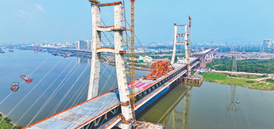 昌九高铁隆兴大桥西支主桥建设现场。