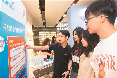 日前，江蘇省外辦和南京大學開展平安留學宣傳活動，圖為學生參與互動答題。   資料圖片