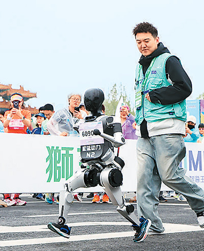 小頑童隊選手鬆延動力N2參加北京“人機半馬”比賽。 新華社記者 曹 燦攝