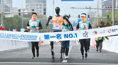 北京亦庄“人機半馬”比賽上，天工隊選手天工Ultra沖向終點。 新華社記者 李 欣攝
