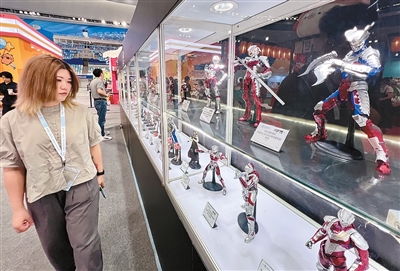日前在北京國家速滑館舉行的二〇二五北京國際收藏玩具與藝術創意展覽會，匯聚了千余款潮玩作品。圖為觀眾參觀展出的玩具。 全亞軍攝（人民視覺）