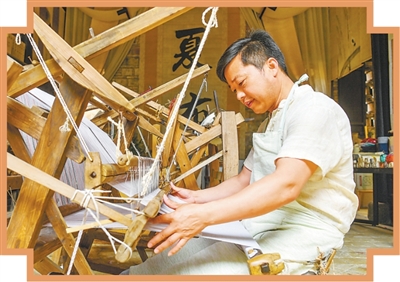 織布   宋志學在織布。   本報通訊員周亮攝