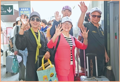5月19日，銀發游客在上海火車站站台登車，開啟康養之旅。 新華社記者 王 翔攝