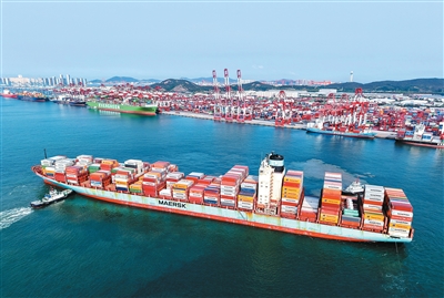 6月9日，山東港口青島港，一艘滿載外貿集裝箱的貨輪駛出港口。   俞方平攝（人民視覺）