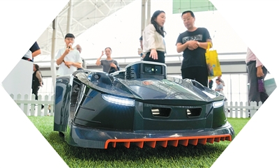 在不久前舉辦的2025年“外貿優品中華行江蘇站”活動上，南京市民正在現場參觀智能割草機器人。   新華社記者 李 博攝