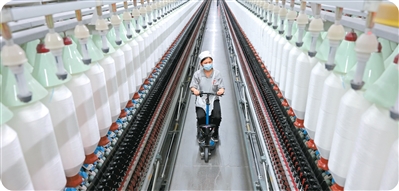2025年4月15日，山東正凱新材料股份有限公司的工人在智能化生產線上加工高端紗線。   孫中喆攝（人民圖片）