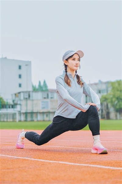 马拉松国际健将李美珍在进行拉伸。   李美珍供图