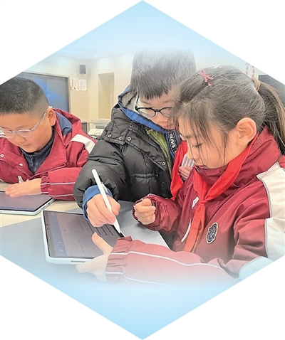 四川省成都市龍江路小學中糧祥雲分校人工智能自習室裡，學生在自主學習。   何 嘯攝（人民視覺）