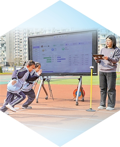 河北省秦皇島市海港區在水一方小學使用智慧體育硬件設施幫助學生練習跑步。   曹建雄攝（影像中國）
