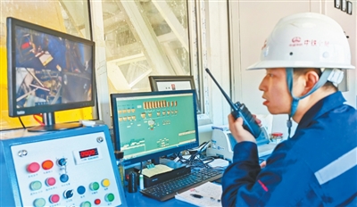 操作員在指揮隧道內作業。 劉 瑜攝