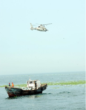 2008年7月10日，直升機在奧帆賽水域上空巡查滸苔的分布情況（圖片來源：新華社）