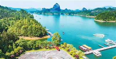 江西省宜春市銅鼓縣天柱峰景區依托秀美山水，打造機器人互動體驗、水上卡丁船競賽、直升機高空游覽等新業態，讓游客感受山水與科技的融合之趣。 周 亮攝（人民圖片）