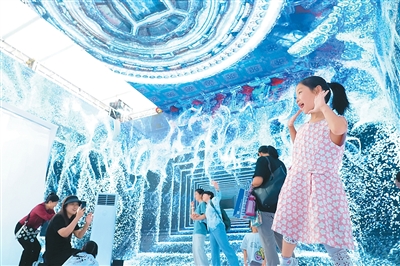 觀眾在2024年服貿會首鋼園區文旅服務專題展區沉浸式全景體驗區“新視聽體驗空間”參觀拍照。 新華社記者 任 超攝