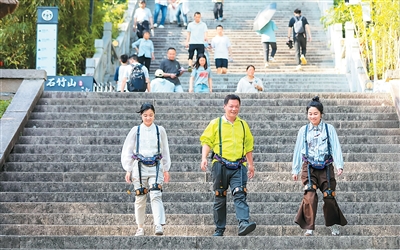 福建省福清市石竹山景區，游客穿戴“外骨骼機器人”下山。 謝貴明攝（人民圖片）