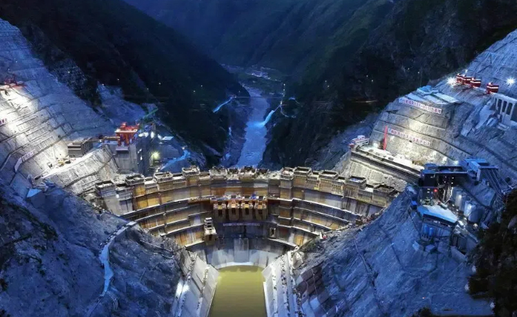 航拍建設中的葉巴灘水電站