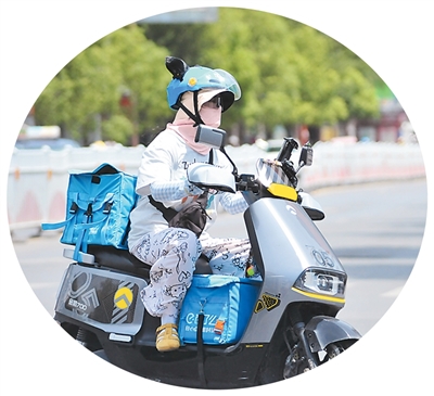 7月4日，江苏省徐州市睢宁县县城，外卖小哥正在送餐。   洪 星摄（人民视觉）