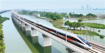 一列動車組列車經過滬寧沿江高鐵江蘇常州段。   陳 暐攝（新華社發）