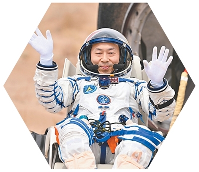 蔡旭哲安全順利出艙。   圖為新華社記者李鑫攝