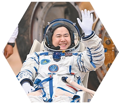 王浩澤安全順利出艙。   圖為新華社記者李鑫攝