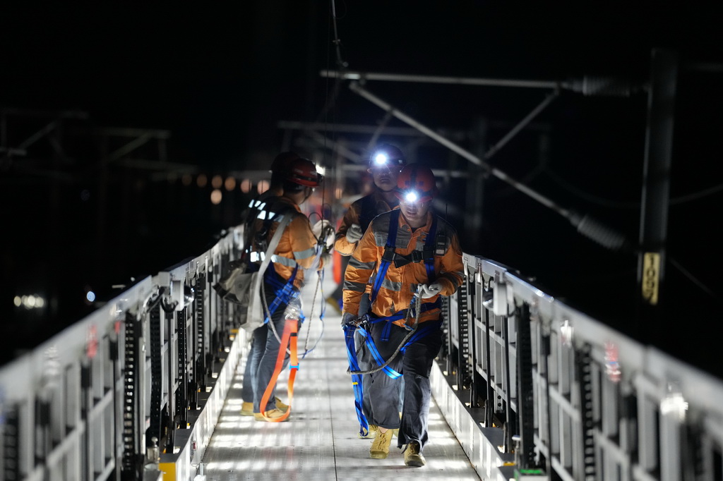 多工种协同 “夜诊”杭台高铁