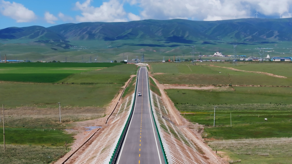 湟西公路已通车路段。（受访者供图）