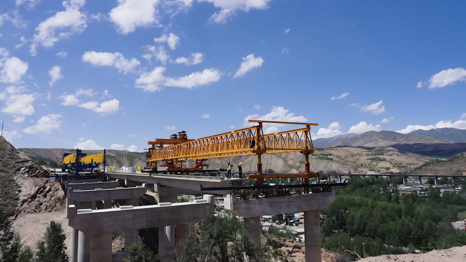 湟西公路建设现场。（受访者供图）