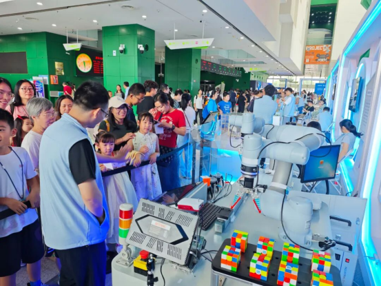 中國電信研究院研究人員正在向觀眾們講解展品原理