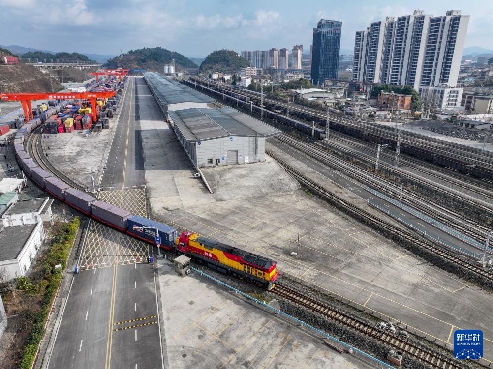 2月15日，一列满载集装箱的中欧班列驶离贵阳国际陆港都拉营站（无人机照片）。新华社发（袁福洪 摄）