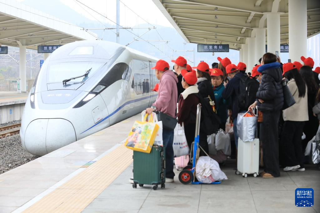 2月22日，務工人員及家屬在凱裡南站准備乘坐返崗務工專列。新華社發（王波攝）