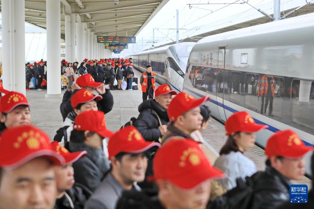 2月22日，務工人員及家屬在凱裡南站准備乘坐返崗務工專列。新華社發（張貴忠攝）